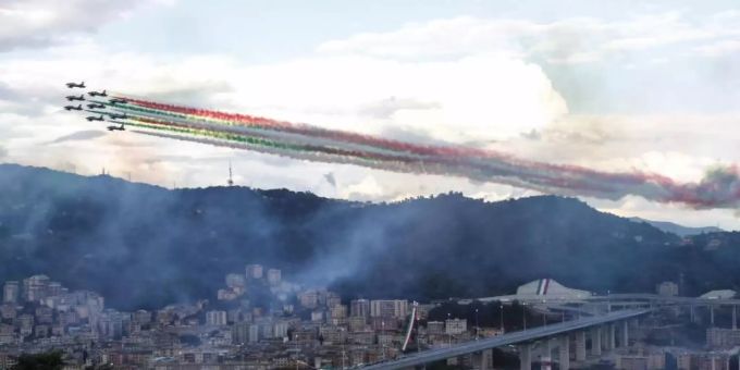 Die Kunstflugstaffel Frecce Tricolori fliegt bei der Einweihung in Genua über die neue Brücke hinweg. Foto: Antonio Calanni/AP/dpa Die Kunstflugstaffel Frecce Tricolori fliegt bei der Einweihung in Genua über die neue Brücke hinweg. Foto: Antonio Calanni/AP/dpa
