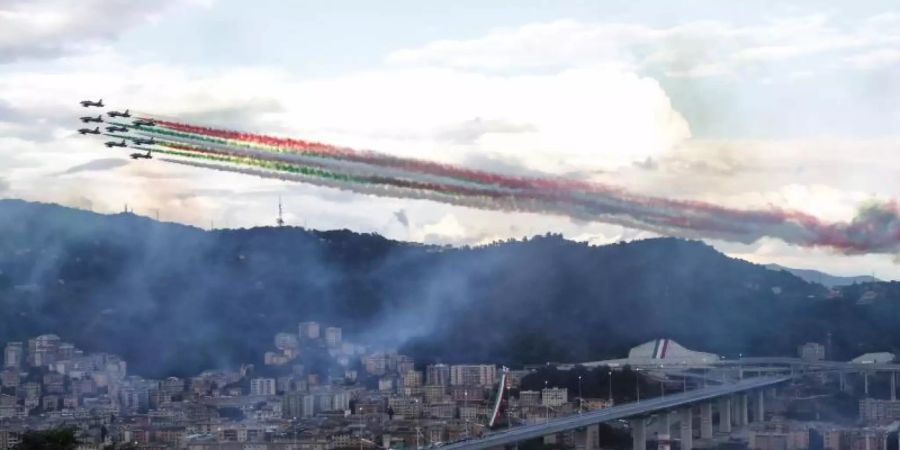 Die Kunstflugstaffel Frecce Tricolori fliegt bei der Einweihung in Genua über die neue Brücke hinweg. Foto: Antonio Calanni/AP/dpa