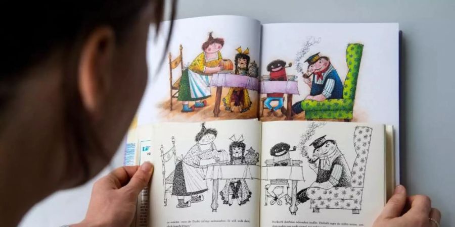 Eine alte (vorn) und eine neue Ausgabe des Kinderbuchs «Jim Knopf und die wilde 13» von Michael Ende. Foto: picture alliance / dpa