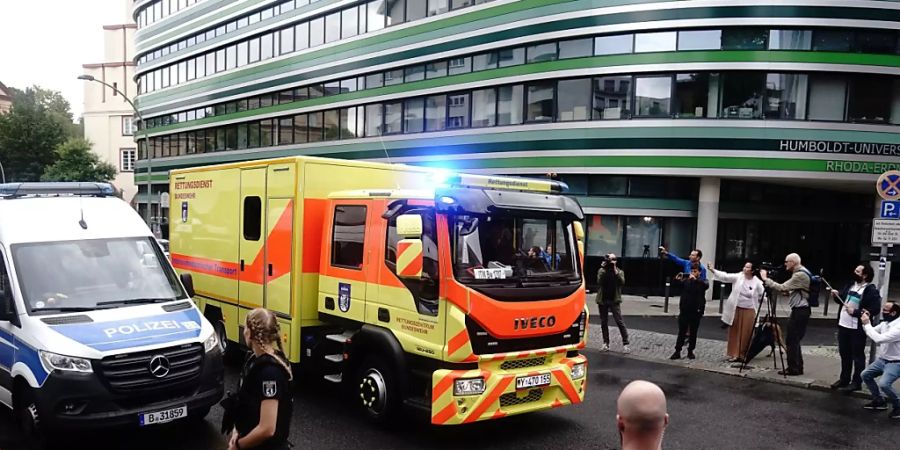 Ein Intensivtransporter der Bundeswehr fährt mit dem russischen Oppositionellen Nawalny zur Charite. Foto: Kay Nietfeld/dpa