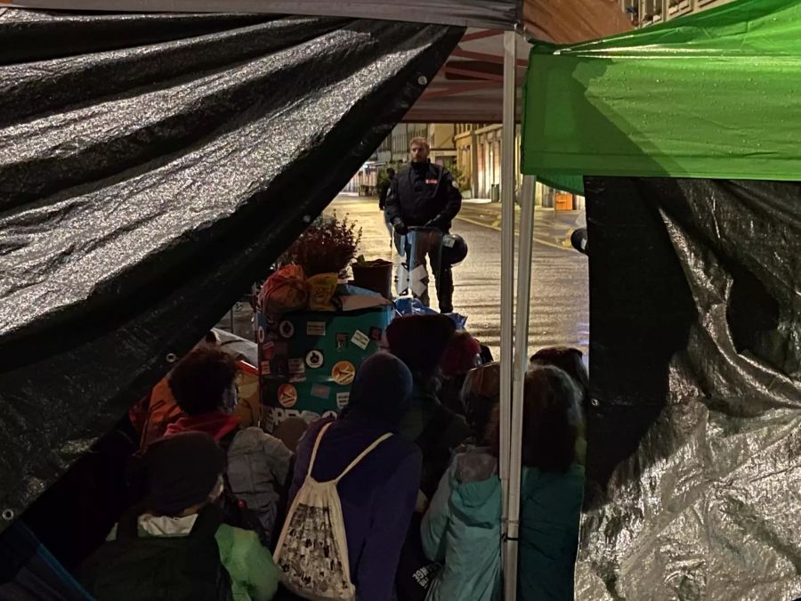 Beim Zugang zum Bärenplatz machen die Aktivisten ebenfalls eine Sitzblockade, die Polizei wartet zunächst zu.