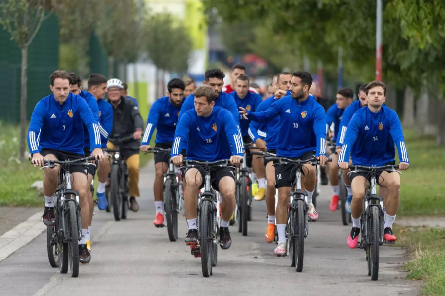 Der FC Basel auf dem Weg ins Training.