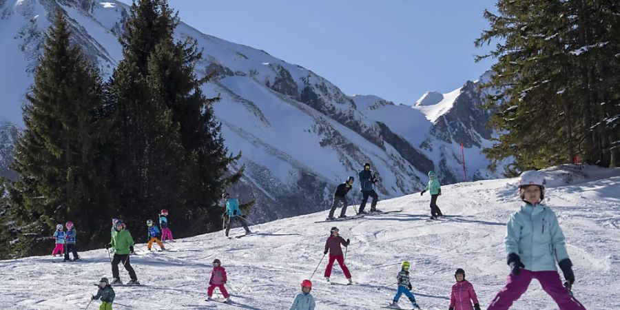 Auf den Pisten sinkt die Zahl der Todesopfer, abseits der Pisten steigt sie: Skifahren in Sörenberg LU im Februar. (Archivbild)