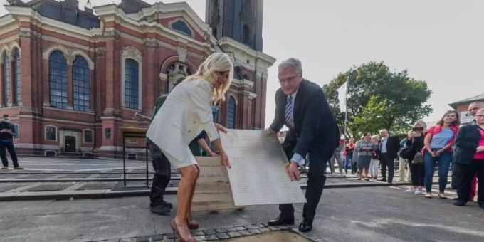 Marion Fedder und Hauptpastor Alexander Röder verlegen die Michel-Tafel in Erinnerung an den Hamburger Schauspieler Jan Fedder. Gedenktafel Michel