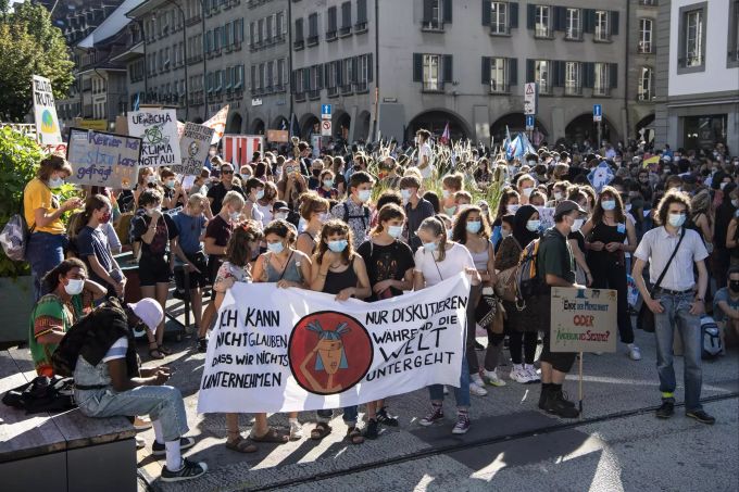 Personen nehmen am Klimastreik teil, am Freitag, 4. September 2020, in Bern. Klimastreik