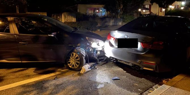 Pratteln BL: Alkoholisierter Fahrzeuglenker verursacht Selbstunfall