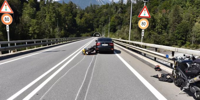 Der Motorradlenker wurde leicht verletzt. Auffahrunfall