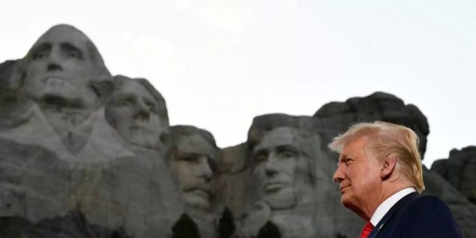 Trump im Juli am Mount Rushmore seine Wahlkampfrede halten. Trump
