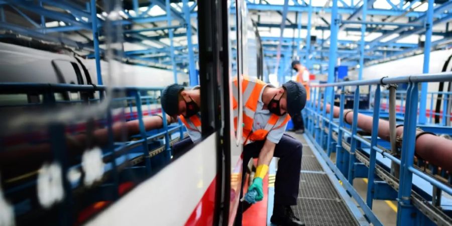 Reinigung der Türgriffe eines ICE in Dortmund