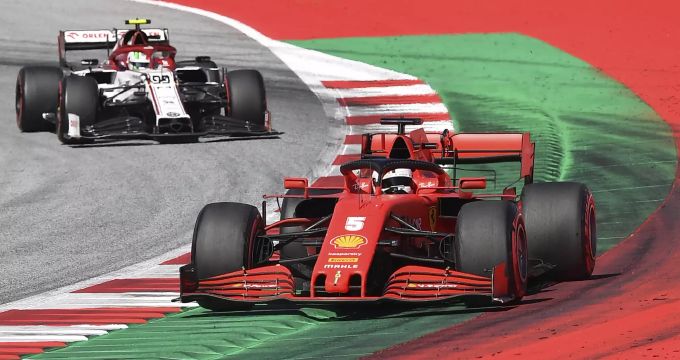 Sebastian Vettel (Ferrari) vor Antonio Giovinazzi (Alfa-Romeo-Sauber). Vettel Ferrari Giovinazzi Alfa-Sauber