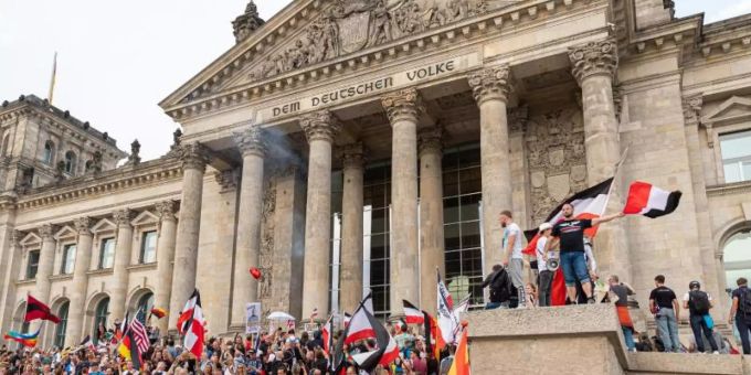 Mehrere Hundert Demonstranten hatten am 29. August Absperrgitter am Reichstagsgebäude überrannt und sich lautstark vor dem Besuchereingang aufgebaut. Foto: Achille Abboud/NurPhoto/dpa