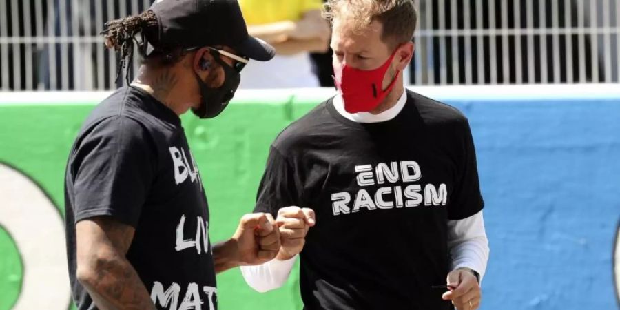 Für einen Boykott als Zeichen gegen Rassismus und Polizeigewalt sehen Lewis Hamilton (l) und Sebastian Vettel die Zeit nicht gekommen. Foto: Albert Gea/Pool Reuters/AP/dpa