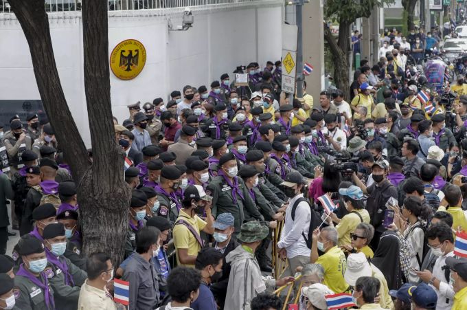 Vor der deutschen Botschaft in Bangkok tun Protestanten ihrem Unmut kund. Maha Vajiralongkorn Thai-König