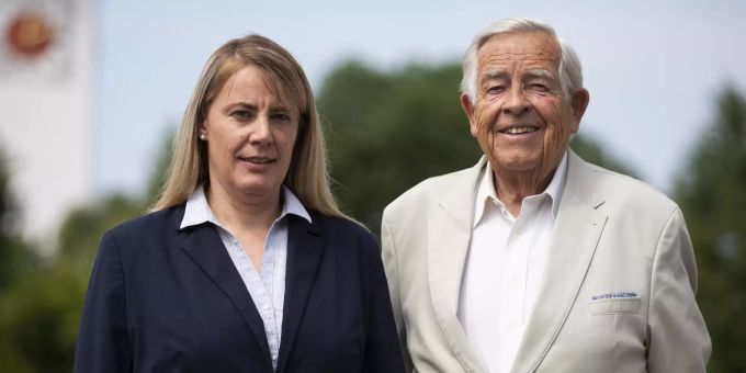 Madeleine Amstutz, amtierende Gemeindepräsidentin von Sigriswil, links, posiert mit Max Lang, Präsident SVP Sigriswil 2020, am Rande einer Medienkonferenz zu den Gemeindewahlen 2020, am Montag, 10. August 2020 in Sigriswil.