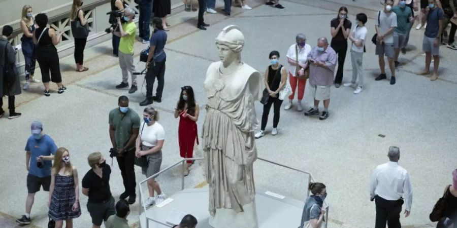 Besucher warten auf die Wiedereröffnung des «Met»