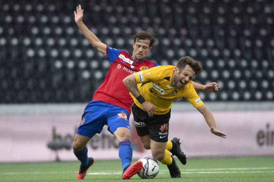 Valentin Stocker vom FC Basel foult Miralem Sulejmani von den BSC Young Boys.