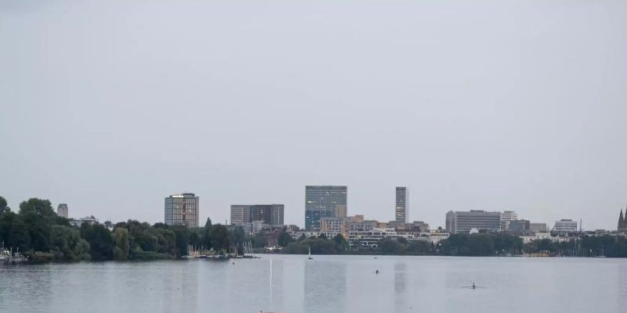 Ein Alsterdampfer fährt im trüben Augustwetter auf der Aussenalster in Hamburg. Foto: Daniel Reinhardt/dpa