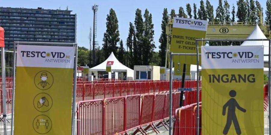 Schilder weisen auf eine Corona-Testanlage an der Veranstaltungsstätte «Spoor Oost» in Antwerpen hin. Foto: Eric Lalmand/BELGA/dpa