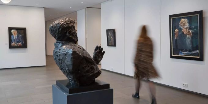 Eine Journalistin geht durch die Ausstellung «Kanzlers Kunst» des Künstlers Helmut Kohl. Helmut Kohl