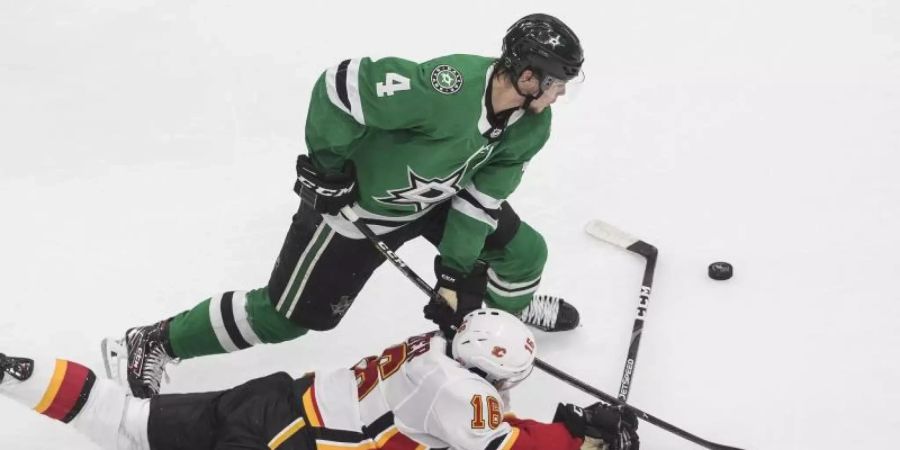 Tobias Rieder (vorne) von den Calgary Flames gegen Miro Heiskanen von den Dallas Stars. Foto: Jason Franson/The Canadian Press/AP/dpa