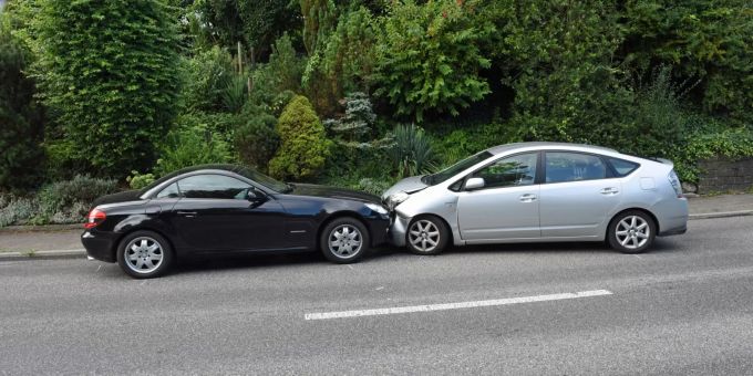 Adligenswil LU - Kollision zwischen drei Fahrzeugen
