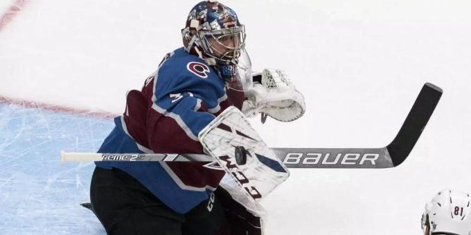 Philipp Grubauer (M) von den Colorado Avalanche in Aktion. Foto: Jason Franson/The Canadian Press/AP/dpa Philipp Grubauer