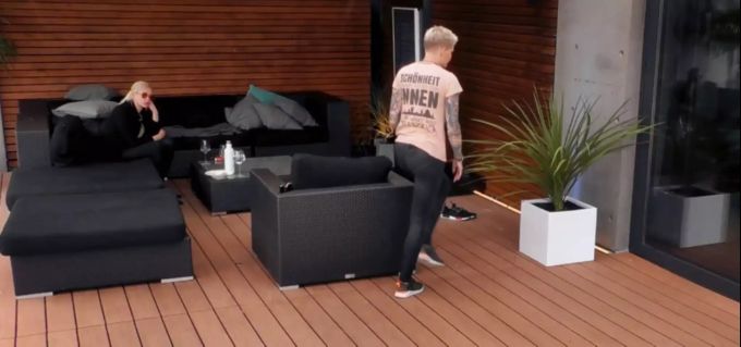 «Like Me I'm Famous»: Melanie versucht Sarah zu überreden. «Like Me I'm Famous»