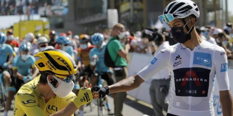 Der Slowene Primoz Roglic (l) liegt in der Gesamtwertung weiterhin 21 Sekunden vor Titelverteidiger Egan Bernal aus Kolumbien. Foto: Christophe Ena/AP/dpa