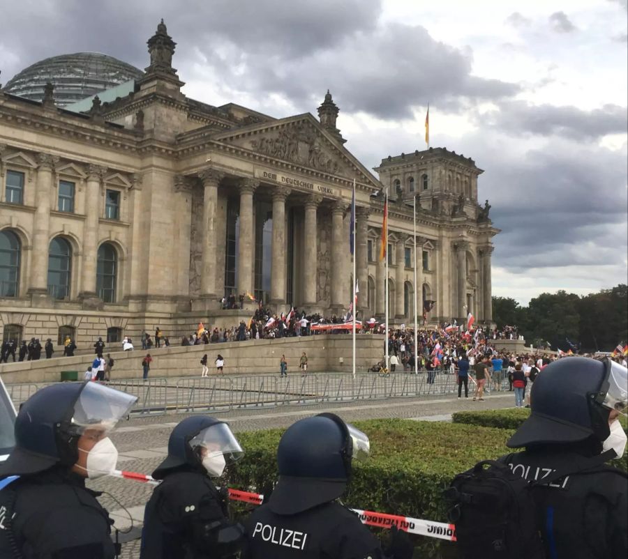 Eine Anti-Corona-Demo vor dem Reichstag in Berlin.