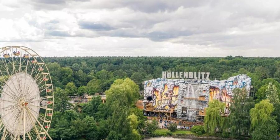 Im Serengeti-Park Hodenhagen können Eintrittskarten an der Tageskasse gekauft werden, eine Online-Anmeldung ist nicht notwendig. Das gilt jedoch nicht für alle Freizeitparks in Niedersachsen. Foto: Mohssen Assanimoghaddam/dpa