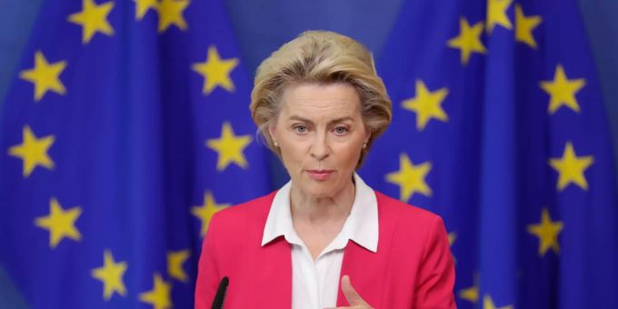 Ursula von der Leyen, Präsidentin der Europäischen Kommission, gibt am Sitz der Europäischen Kommission in Brüssel eine Presseerklärung ab. (Symolbild) EU-Kommission startet rechtliche Schritte gegen London