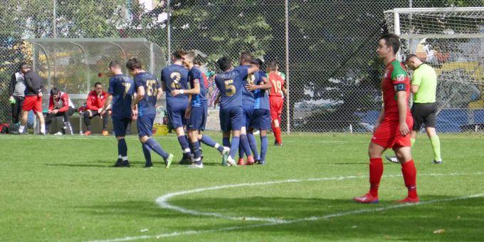 Die Holliger feiern nach dem 2:0, der Captain der Portugiesen im Vordergrund hat keinen Grund zur Freude. SC Holligen 94