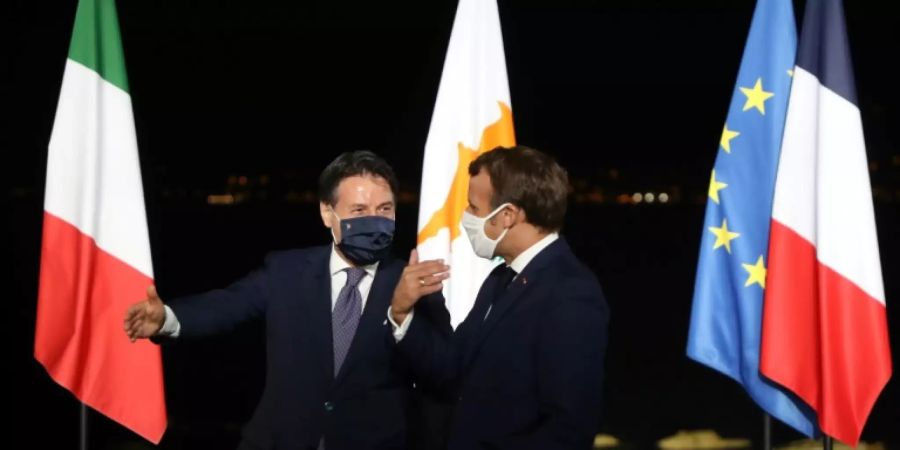 Italiens Regierungschef Giuseppe Conte (l.) und Frankreichs Präsident Emmanuel Macron bei dem Treffen auf Korsika
