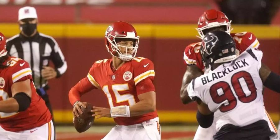 Patrick Mahomes (M) startete mit den Kansas City Chiefs erfolgreich in die neue NFL-Saison. Foto: Charlie Riedel/AP/dpa