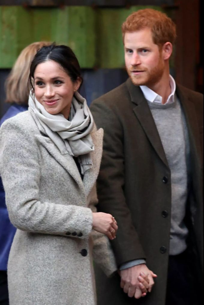 Prinz Harry und Meghan Markle packen in einer neuen Biografie aus. meghan