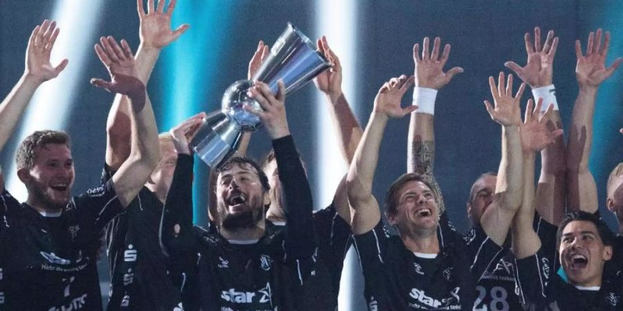 Kiels Domagoj Duvnjak hält den Pokal in die Höhe. Foto: Federico Gambarini/dpa