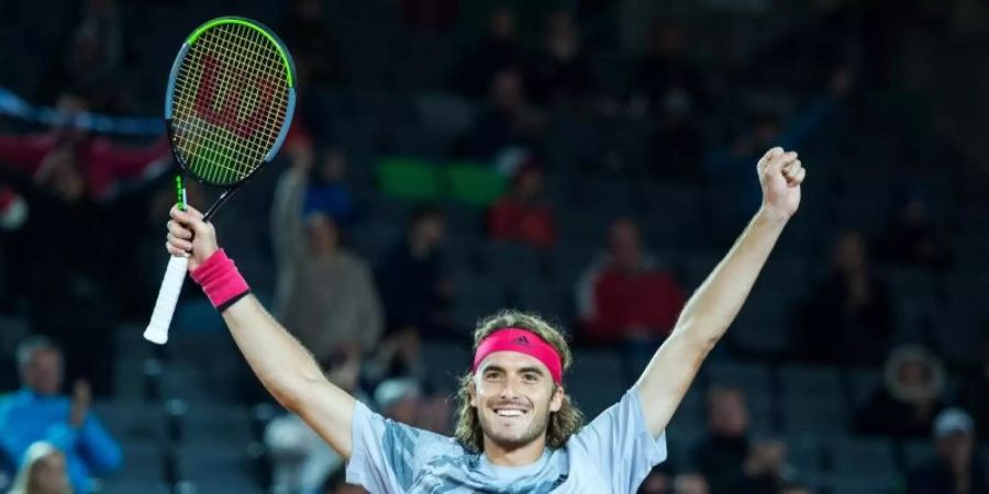 Stefanos Tsitsipas bejubelt seinen Finaleinzug. Foto: Daniel Bockwoldt/dpa