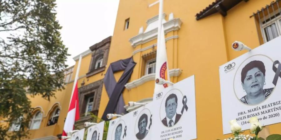 Bilder von Ärzten, die an Covid-19 gestorben sind, sind in der peruanischen Hauptstadt Lima zu sehen. Foto: ---/Presidencia Peru/dpa