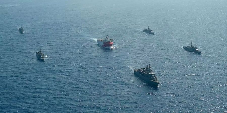 Türkische Marineschiffe und Erkundungsschiff «Oruc Reis»