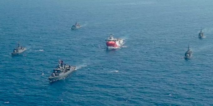 Das türkische Forschungsschiff «Oruc Reis» (M) fährt in Begleitung türkischer Kriegsschiffe über das Mittelmeer (bestmögliche Qualität). Die Spannungen im Streit um Erdgas im östlichen Mittelmeer dauern an. Streit um Erdgas türkei
