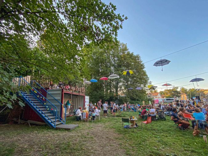Die Sommerbar Wohlen bietet ganz viele Sitzmöglichkeiten, auch hoch oben.