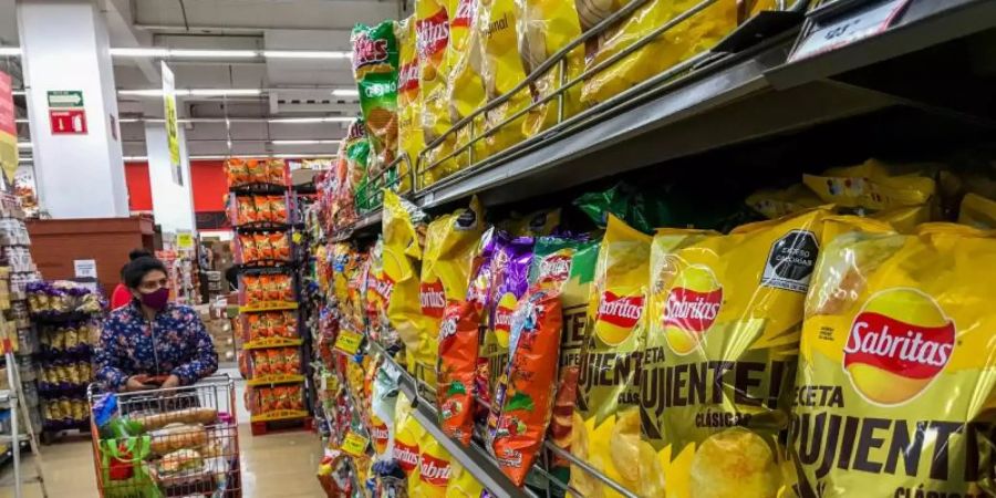 «Kalorienreich», steht auf Chips-Packungen in einem Supermarkt. 70 Prozent der Erwachsenen sowie ein Drittel der Kinder und Jugendlichen sind in Mexiko übergewichtig. Foto: Jair Cabrera/dpa