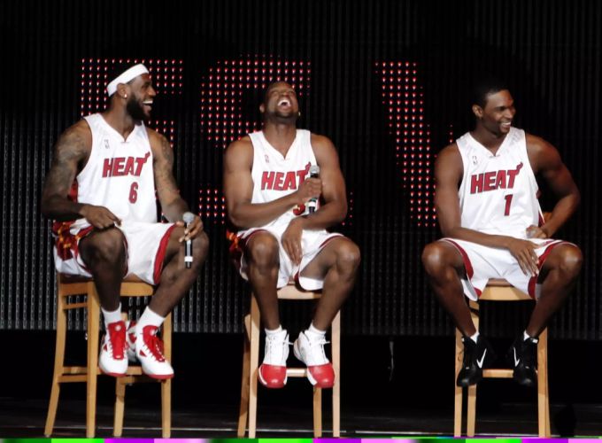 LeBron James (L) und Miami Heat Dwayne Wade (C) lachen zusammen, während Chris Bosh (R) sein Spanisch ausprobiert, während sie die Fans während des «HEAT-Sommers 2010» des NBA-Basketballteams Miami Heat begrüssen. NBA Finals