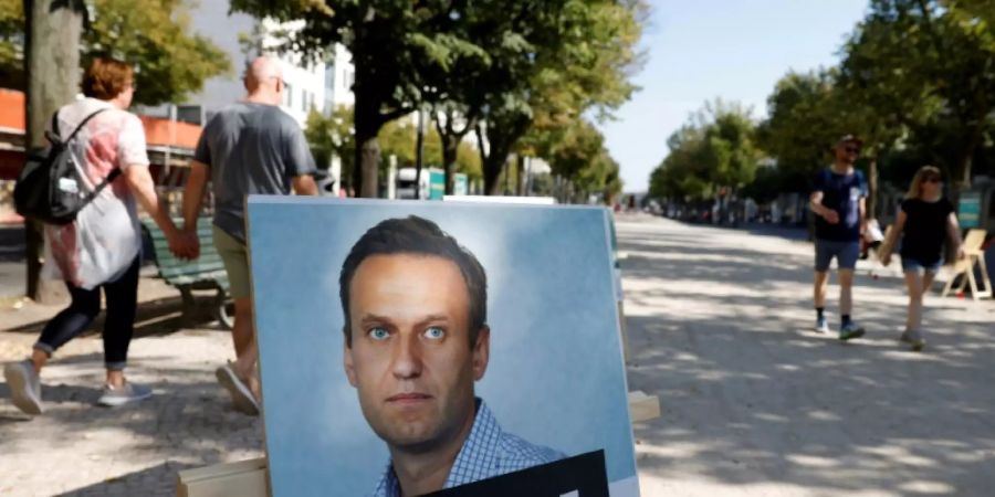 Protestplakat vor russischer Botschaft in Berlin