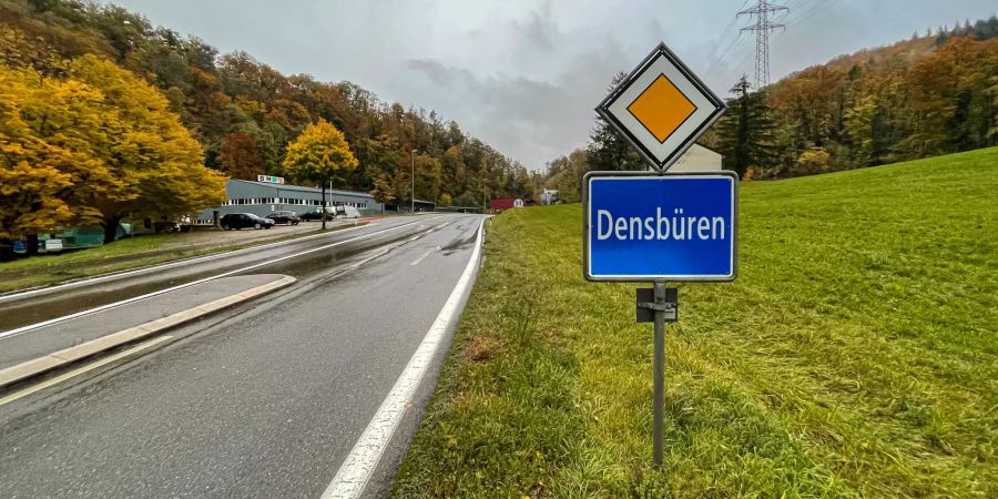 Das Ortsschild von Densbüren.