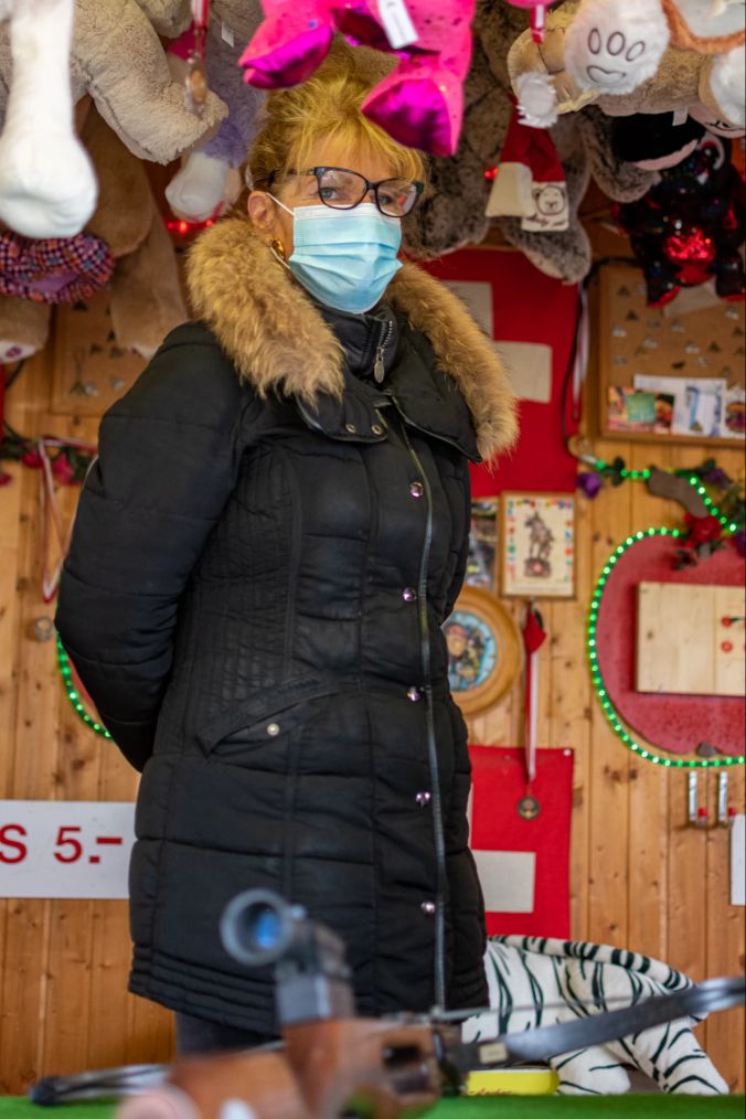 Frau Lascher in ihrem Schiesstand an der Chilbi Unterentfelden.