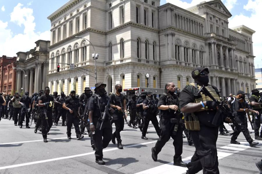 Militante Demonstranten der «NFAC» bei ihrem Aufmarsch in Louisville, Kentucky, am Wochenende.