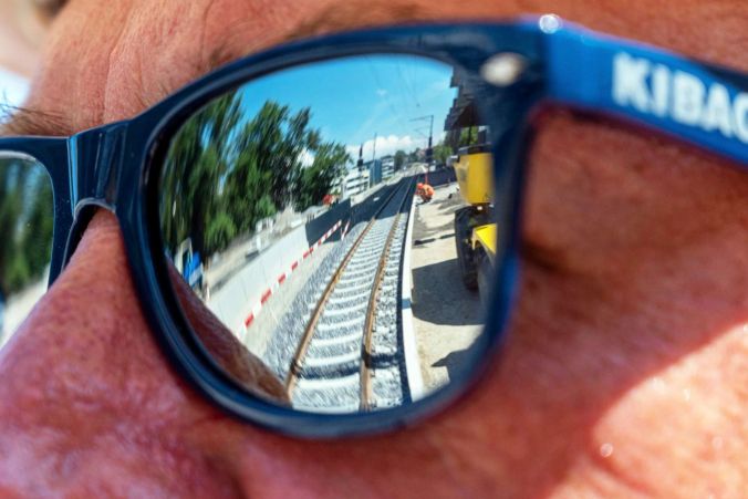 Die Sicherheitswärter auf der Baustelle haben immer das Gleis im Auge