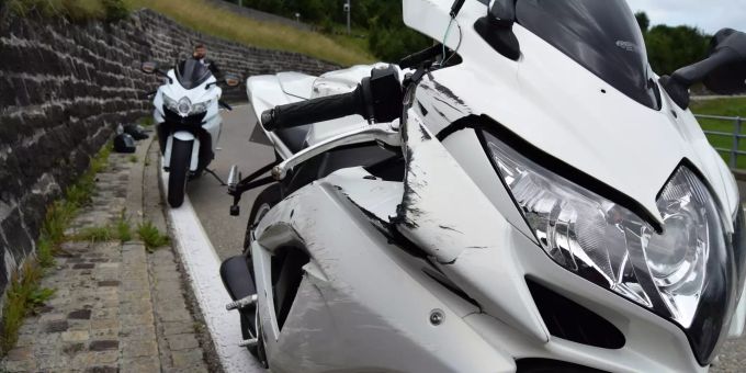 Der Sachschaden beläuft sich auf ungefähr 5'000 Franken. Selbstunfall