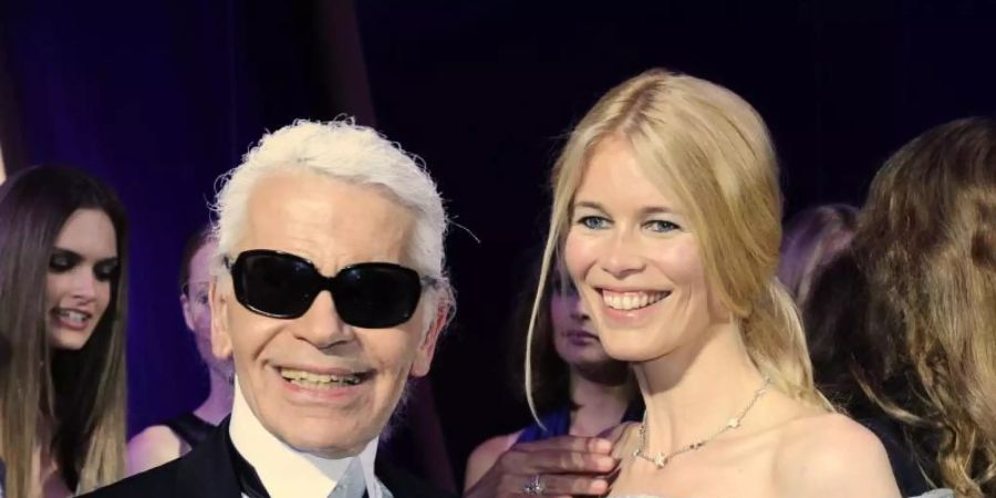 Claudia Schiffer mit ihrem Entdecker und Förderer Karl Lagerfeld (2008). Foto: Soeren Stache/dpa-Zentralbild/dpa